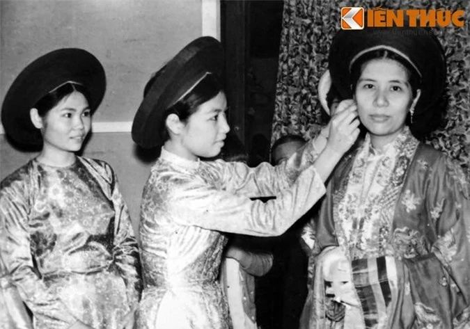 Phù dâu chuẩn bị trang phục cho cô dâu trong đám cưới ở Huế năm 1969.