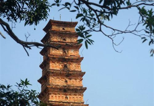 Lặng ngắm tuyệt tác tháp cổ thời Trần đẹp nhất Việt Nam