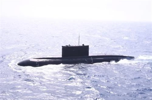 Nhiệm vụ của cuộc diễn tập sáng 26/8, tàu ngầm phải phóng tên lửa trong trạng thái ngập nước, tấn công mục tiêu giả định cách hơn 200km. Ảnh: Dambiev