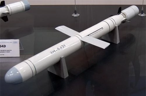  Theo Wikipedia, 3M-54E1 là đạn tên lửa hành trình phóng từ tàu ngầm của tổ hợp tên lửa đa năng Kalibr tối tân do Nga phát triển. Tên lửa có chiều dài 6,2m, trang bị hai động cơ: động cơ khởi tốc và động cơ turbofan hành trình với tầm bay cực đại 300km. Ảnh: Wikipedia 