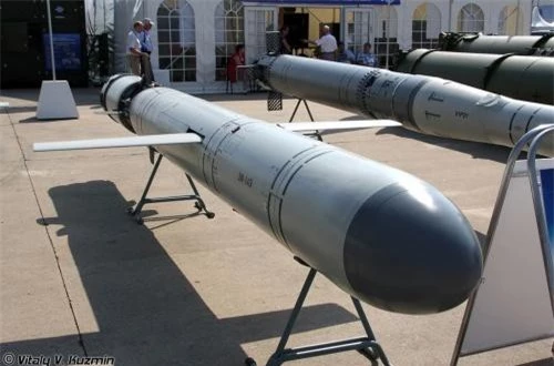 Ngoài ra, Kalibr-PLE còn trang bị đạn tên lửa hành trình đối đất 3M-14E có tầm bắn 300km, trang bị đầu đạn 450kg. Phiên bản nội địa của Nga có tầm bắn 1.500km, vì Hiệp ước MTCR khiến phiên bản xuất khẩu không được phép vượt quá 300km. Ảnh: Vitaly-Kuzmin