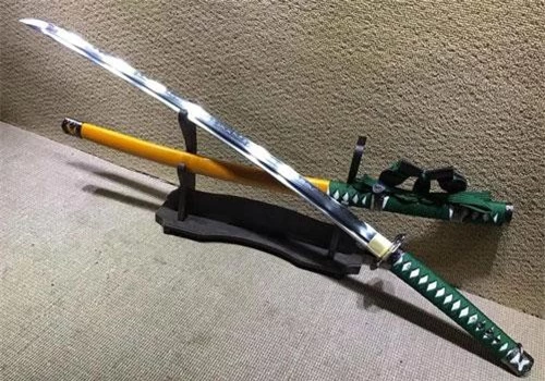 Hình ảnh một thanh kiếm Nhật Bản sáng loáng và sắc lẹm bên vỏ kiếm. Ảnh: Medium.