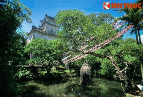 Kỳ lạ chuông cổ 9 tấn nằm giữa hồ nước ở Nam Định