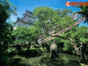 Kỳ lạ chuông cổ 9 tấn nằm giữa hồ nước ở Nam Định