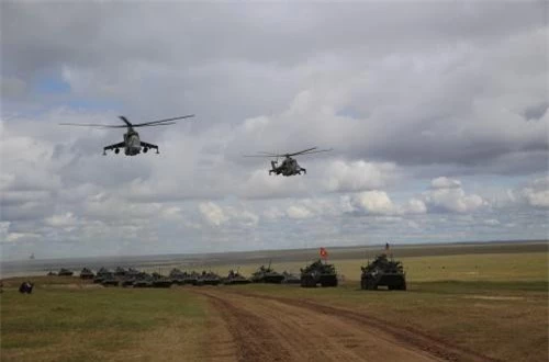  Trực thăng tấn công Mi-24 của Nga bay trên đội hình duyệt binh tại lễ khai mạc tập trận chung với Mông Cổ. Ảnh: dambiev