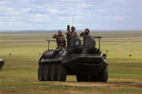 Phiên bản liên lạc thông tin dòng xe bọc thép chở quân BTR-60. Mông Cổ hiện có 150 chiếc loại này. Ảnh: dambiev