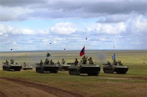 Đội hình xe chiến đấu bộ binh BMP-1 duyệt binh trên thảo nguyên. Ảnh: dambiev 