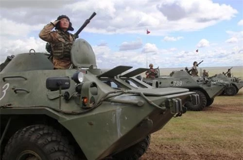  Đội hình xe thiết giáp chở quân BTR-70, họ có 50 chiếc loại này. Ảnh: dambiev