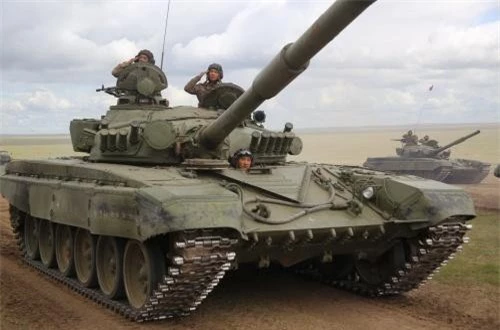 Phiên bản T-72 của Mông Cổ thuộc thế hệ đời đầu, chưa có giáp phản ứng nổ Kontak-1/5, nhưng hỏa lực thì tương đương với các dòng mới. Ảnh: dambiev