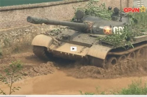 Mới đây, trong chương trình "Hậu phương chiến sĩ: Ngày cuối tuần" phát trên sóng kênh Quốc phòng Việt Nam hôm 25/8, các hình ảnh đẹp về xe tăng T-62 huấn luyện tác chiến đã được giới thiệu. Ảnh: QPVN