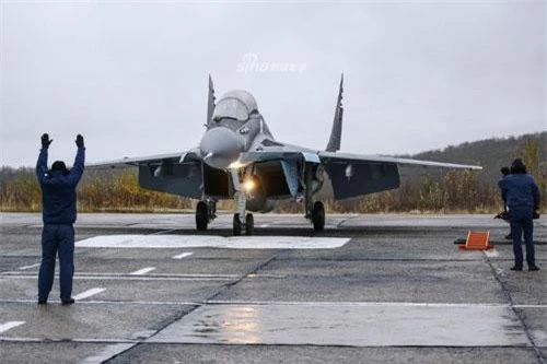 Truyền thông Nga vừa đăng tải chùm ảnh về hoạt động huấn luyện tác chiến trên đất liền của tiêm kích hạm MiG-29K, sở dĩ điều này xảy ra là bởi tàu sân bay Đô đốc Kuznetsov vẫn đang "đi nghỉ dài hạn".