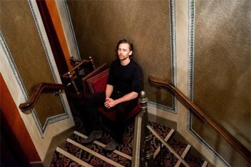 Trong khi Taylor Swift phơi phới bên tình mới, Tom Hiddleston ủ ê, mệt mỏi và lạnh lẽo