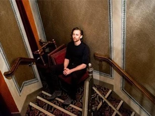 Trong khi Taylor Swift phơi phới bên tình mới, Tom Hiddleston ủ ê, mệt mỏi và lạnh lẽo
