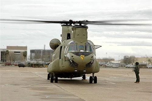 Với vận tốc 315km/h, CH-47F Chinook là trực thăng quân sự nhanh nhất thế giới do Boeing Defense, Space & Security sản xuất. Trực thăng này có khả năng thực hiện nhiều nhiệm vụ khác nhau như vận chuyển quân đội, đạn dược, các trang thiết bị cũng như hỗ trợ tác chiến và các hoạt động cứu trợ nhân đạo. CH-47F Chinook có thể bay ở độ cao 6.096m khi chở 10.886 kg hàng hóa.