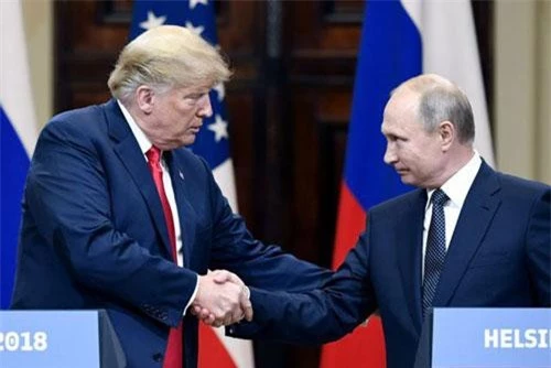 Tổng thống Mỹ Donald Trump và người đồng cấp Nga Vladimir Putin (Ảnh: REX)