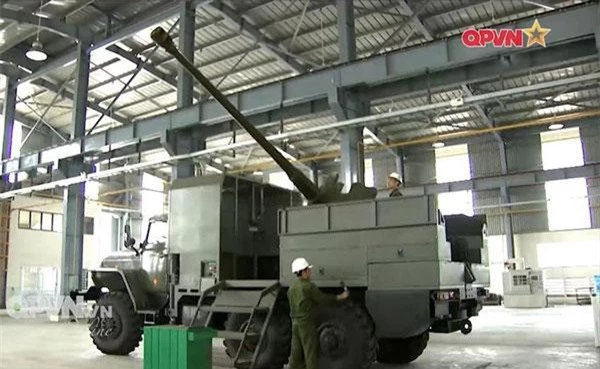 Mới đây, kênh truyền hình Quốc phòng Việt Nam đã cho đăng tải hình ảnh mới nhất về khẩu pháo tự hành do Xí nghiệp Liên hợp Z751 tự nghiên cứu và chế tạo. Đây là cơ cấu pháo tự hành bao gồm một khẩu pháo D-44 cỡ nòng 85mm đặt trên khung gầm xe tải Ural để tăng độ cơ động trong tác chiến. Nguồn ảnh: QPVN.