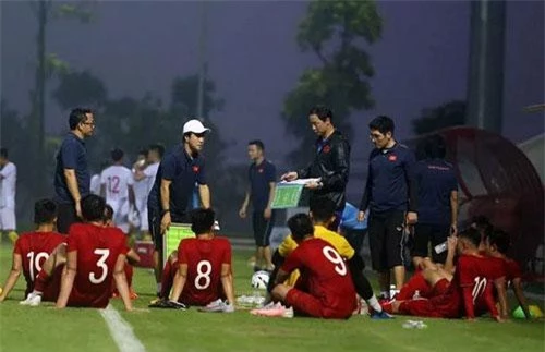 Trợ lý HLV Kim Han Yoon (người đứng thứ hai từ phải sang) sẽ nắm quyền ở đội U22 Việt Nam