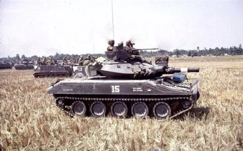 Ngoài M41 Bulldog, M48 Patton, trong chiến tranh Việt Nam, Quân đội Mỹ còn triển khai thêm vài loại xe tăng đặc biệt, trong đó nổi bật lên là M551 Sheridan. Đó là một trong những loại xe tăng hạng nhẹ hiện đại nhất lúc bấy giờ của Quân đội Mỹ. Không một thế hệ tăng hạng nhẹ nào của Liên Xô (Nga) sánh được. Nguồn ảnh: Pinterest