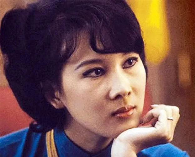 Là người gốc Hà Nội và là một trong bốn nữ tiếp viên đầu tiên của Hãng Air Vietnam, bà Đặng Tuyết Mai là Hoa khôi Sài Gòn nổi tiếng về nhan sắc và trí tuệ trước 1975.