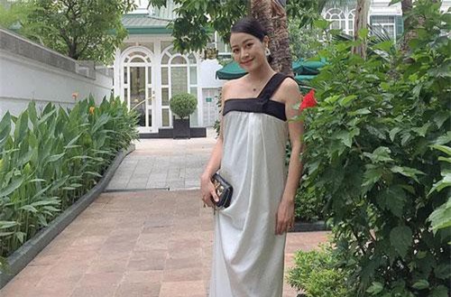 MC Phí Linh lộ bụng lớn, xác nhận đang mang thai ở tháng thứ 6 sau gần 3 tháng lên xe hoa!