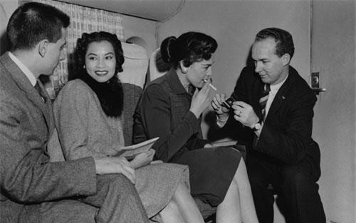 10 bí mật cực sốc về việc đi máy bay thập niên 1950: Thoái mái hút thuốc lá