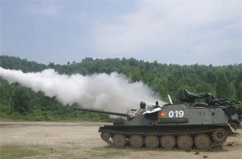 Pháo tự hành ASU-85 của Việt Nam bắn đạn nước kiểm tra kỹ thuật. Ảnh: Quân đội nhân dân.