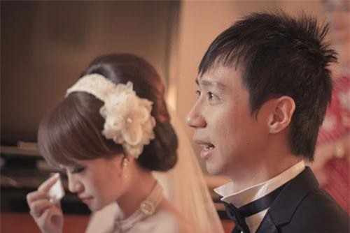 Cô dâu trả tiền mừng sau một cuộc điện thoại ngay ngày cưới