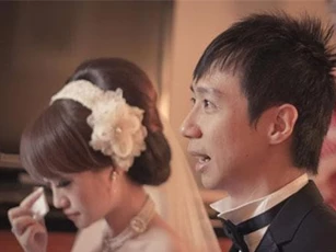 Cô dâu trả tiền mừng sau một cuộc điện thoại ngay ngày cưới