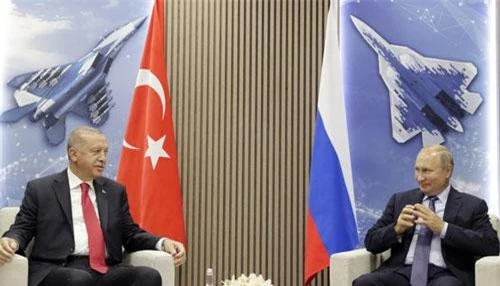 Tổng thống Nga Vladimir Putin (phải) và Tổng thống Thổ Nhĩ Kỳ Tayyip Erdogan. (Ảnh: TASS)