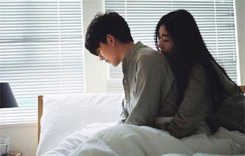 Đêm nào vợ cũng trang điểm đẹp đẽ đi làm, tôi nghi ngờ theo dõi rồi sững sờ khi thấy em đang oằn mình đẩy xe rác