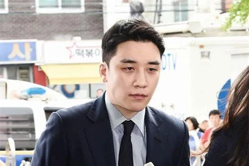 Vào khoảng 10 giờ sáng nay 28/8 (giờ Hàn Quốc), Seungri đã có mặt tại sở cảnh sát Seoul để lấy lời khai. Anh bị nghi ngờ có liên quan tới một đường dây đánh bạc trái phép tại nước ngoài. 