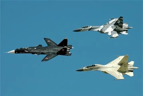 Su-47 dẫn đầu đội hình tiêm kích, phía sau là Su-30. Ảnh: TASS.