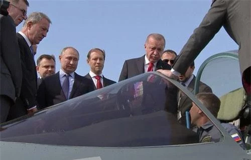 Tổng thống Putin và Tổng thống Erdogan quan sát buồng lái của Su-57 (Ảnh: RT)