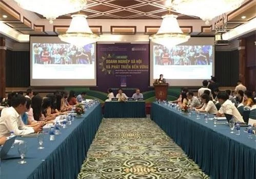 Bà Catherine Phương, Trợ lý Giám đốc Quốc gia UNDP Việt Nam trình bày bài tham luận tại Hội nghị "Doanh nghiệp xã hội và phát triển bền vững". 