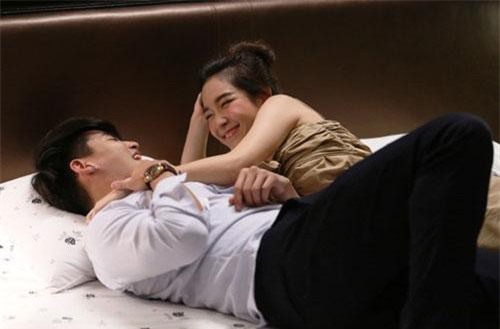 Chồng cả tháng không màng chuyện chăn gối, cô vợ tung chiến thuật "chạy tình, tình theo" khiến chồng mê như điếu đổ