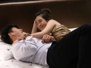 Chồng cả tháng không màng chuyện chăn gối, cô vợ tung chiến thuật "chạy tình, tình theo" khiến chồng mê như điếu đổ