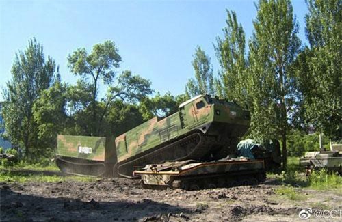 Trung Quốc sao chép thành công xe quân sự DT-30 Nga: Moscow sốc nặng?