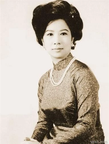 Năm 1951, Mai Anh cưới thiếu tá Nguyễn Văn Thiệu. Cô không biết biết rằng 14 năm sau, chàng rể thiếu tá được thăng hàm trung tướng rồi đăng cơ Quốc trưởng, đứng đầu Ủy ban Lãnh đạo Quốc gia rồi trở thành Tổng thống. Cô dâu Nguyễn Thị Mai Anh nết na, nhu mì thuở nào trở thành Đệ nhất phu nhân của miền Nam Việt Nam.