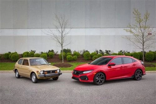 Honda Civic 1972 (trái) và Civic 2019.