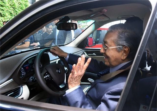 Thủ tướng Malaysia lái thử xe VinFast Lux tại Hà Nội - 1