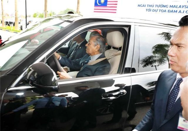Thủ tướng Malaysia lái thử xe VinFast Lux tại Hà Nội - 2