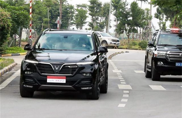 Thủ tướng Malaysia lái thử xe VinFast Lux tại Hà Nội - 3