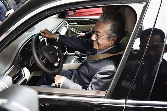 Thủ tướng Malaysia lái thử xe VinFast Lux tại Hà Nội - 4