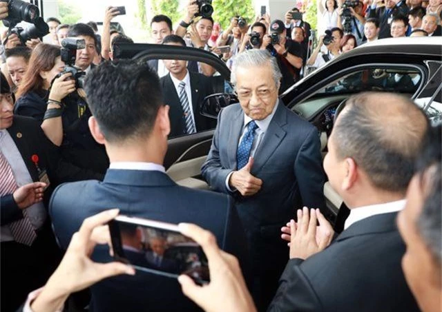 Thủ tướng Malaysia lái thử xe VinFast Lux tại Hà Nội - 5