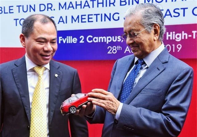 Thủ tướng Malaysia lái thử xe VinFast Lux tại Hà Nội - 6