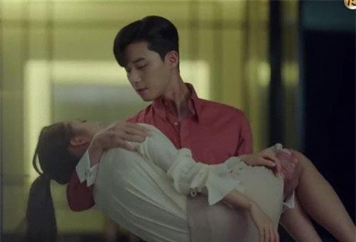 Tỉnh dậy trong phòng đồng nghiệp nam kém tuổi, gái ế hoảng hốt khi biết sự thật