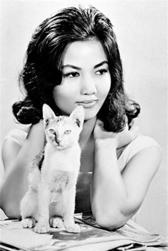 Kiều Chinh (sinh năm 1937, tên thật là Nguyễn Thị Chinh) là một nữ diễn viên nổi tiếng ở miền Nam Việt Nam trước năm 1975. Bà đã từng tham gia các phim như Hồi chuông Thiên Mụ, Mưa rừng, Bão tình, Chiếc bóng bên đường, Hè muộn... Bà vừa là diễn viên chính và là người sản xuất bộ phim phản chiến Người tình không chân dung (1971).