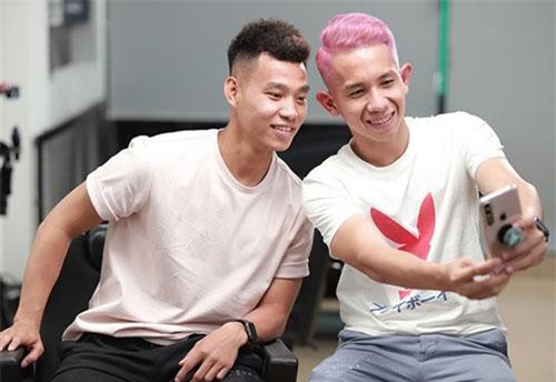 Cầu thủ Việt Nam đổi kiểu tóc mới cực “chất” trước trận đấu với Thái Lan