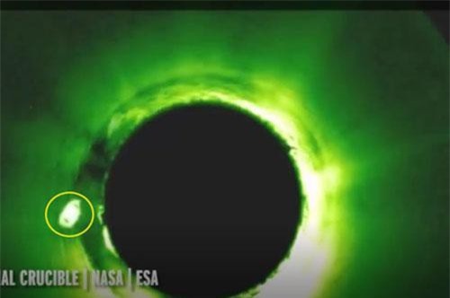 CLIP HOT (28/8): UFO lượn lờ quanh Mặt trời để nạp năng lượng, gu thời trang táo bạo của hot girl Thái Lan