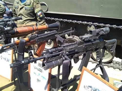 Một khẩu AK-74 lắp bộ chuyển đổi KM-AK Obevs. Ảnh: Ria Novosti.